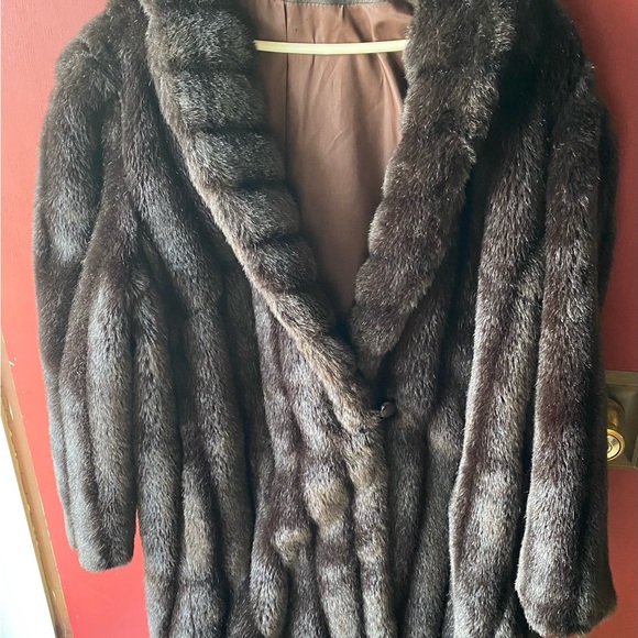 Women’s ILGWU International Ladies’ Garment Worker’s Union Vintage Faux Fur Coat - Picture 5 of 6